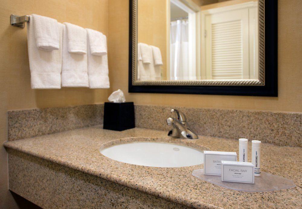 Courtyard By Marriott Phoenix Airport Hotel Exterior photo