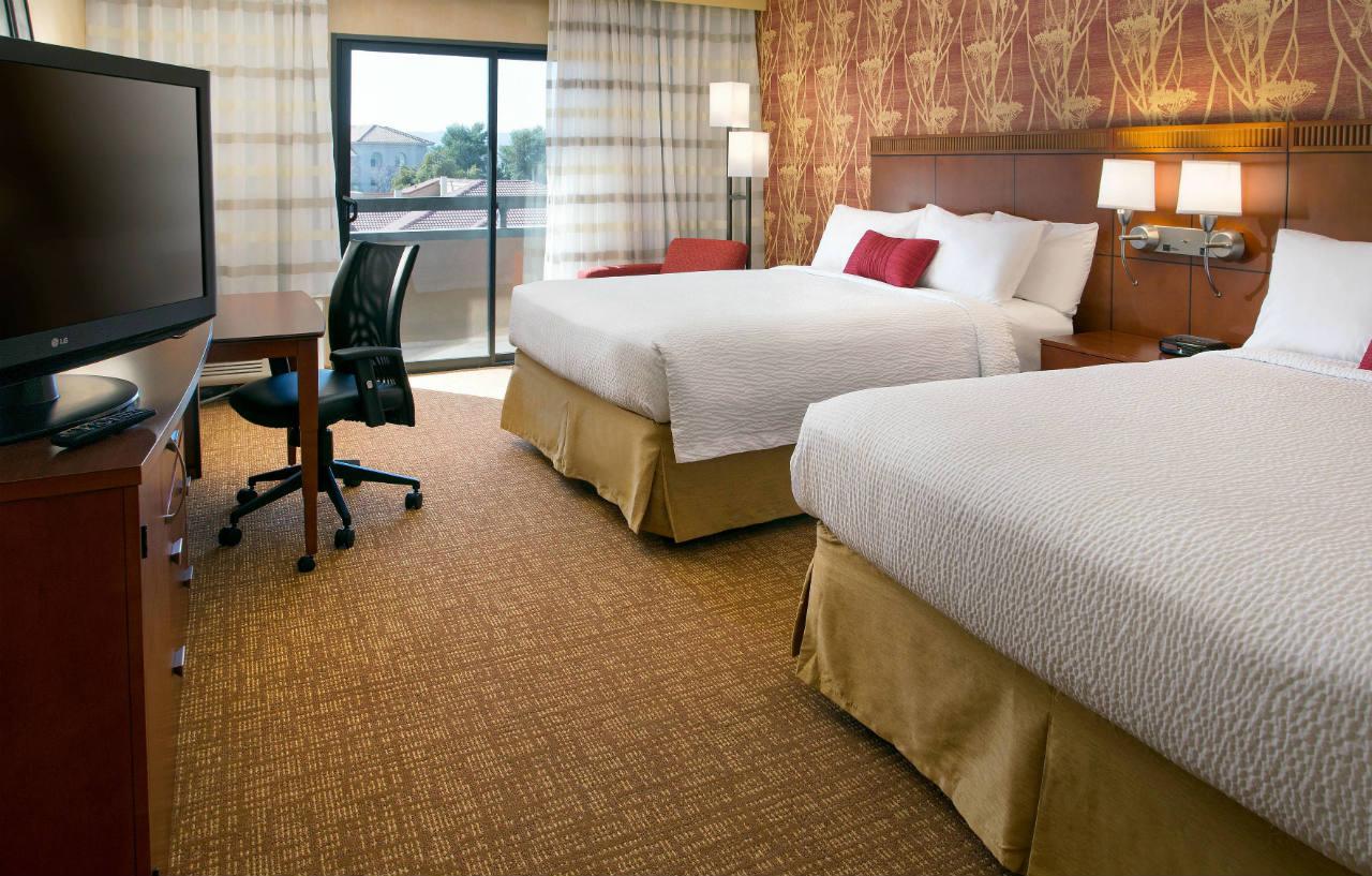 Courtyard By Marriott Phoenix Airport Hotel Exterior photo