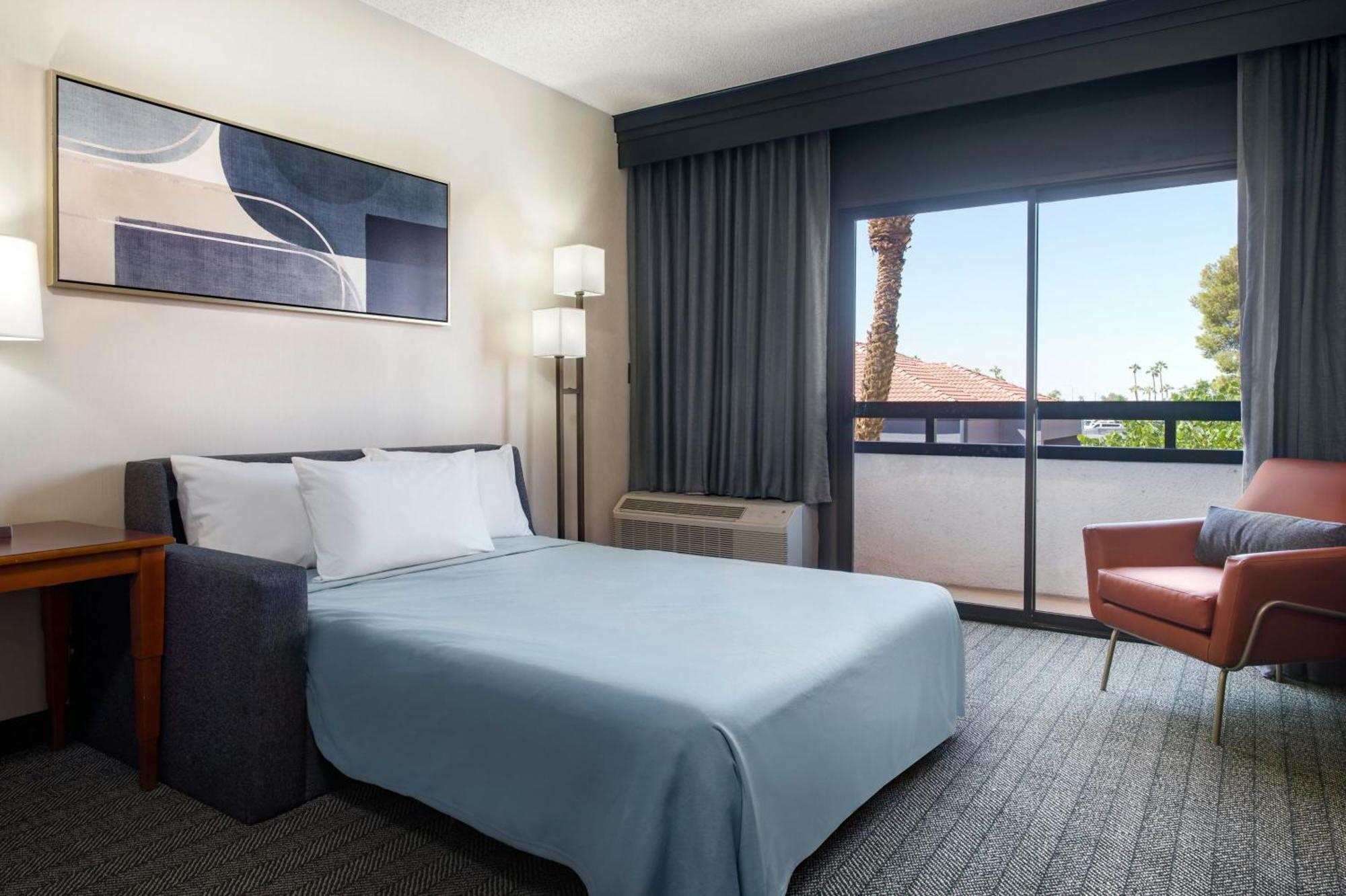 Courtyard By Marriott Phoenix Airport Hotel Exterior photo