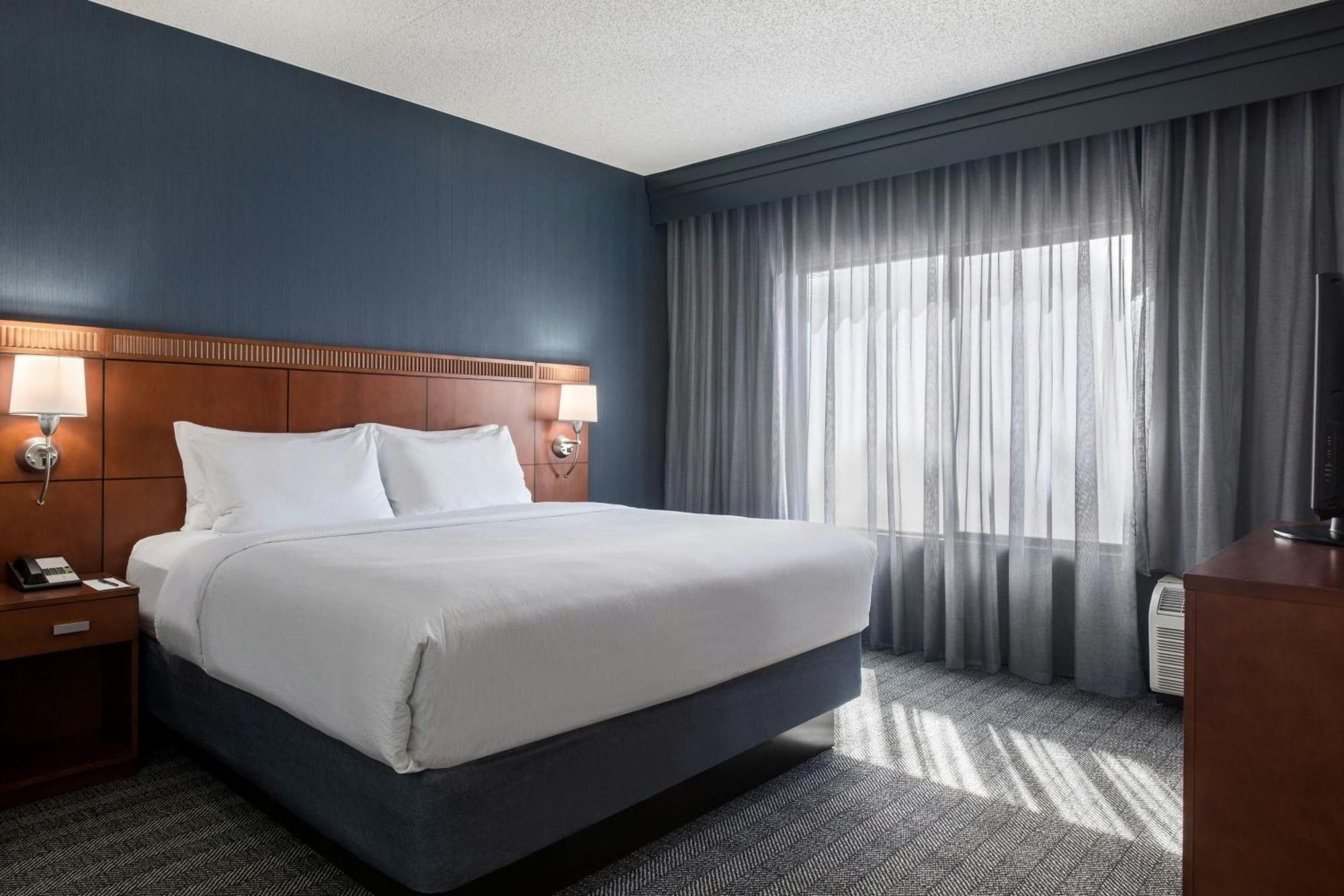 Courtyard By Marriott Phoenix Airport Hotel Exterior photo