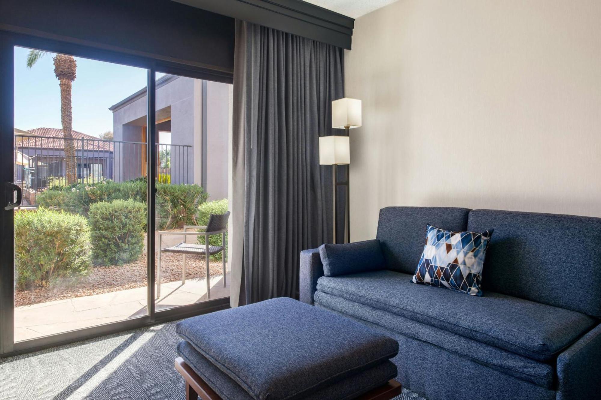 Courtyard By Marriott Phoenix Airport Hotel Exterior photo