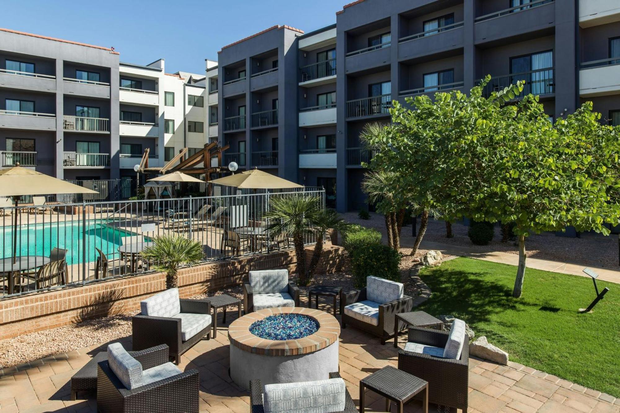Courtyard By Marriott Phoenix Airport Hotel Exterior photo